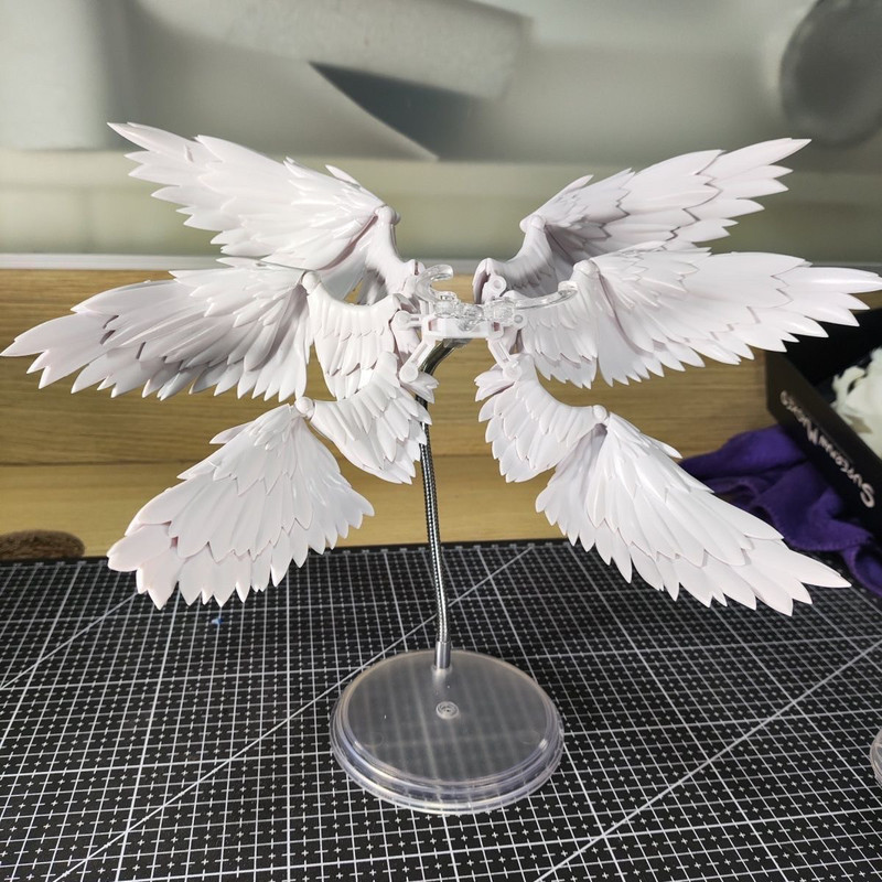 White And Black Six Feathered  - Action Figure Stand 评论和价格